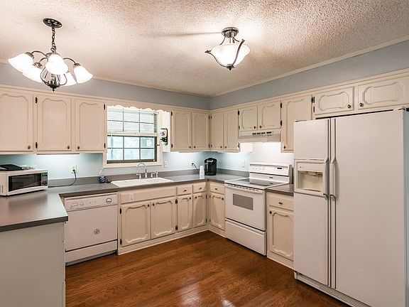 2nd image of 680 Carolyn Ln