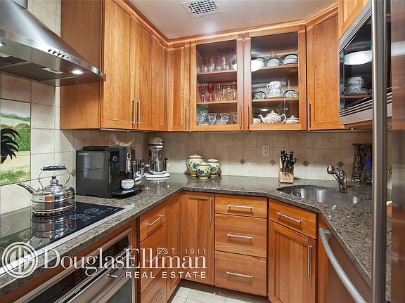 2nd image of 3 Hanover Sq APT 20C