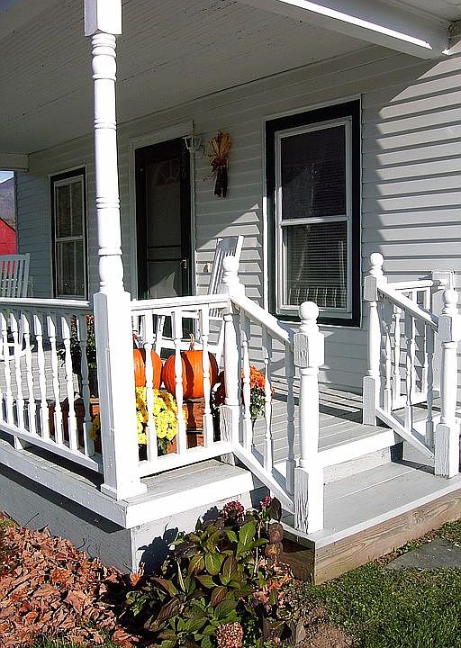 Great antique farm house near skiing and lakes!