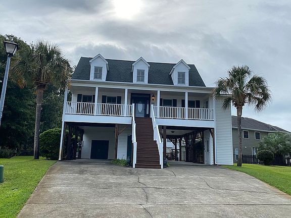 Quiet cul-de-sac
w/palms