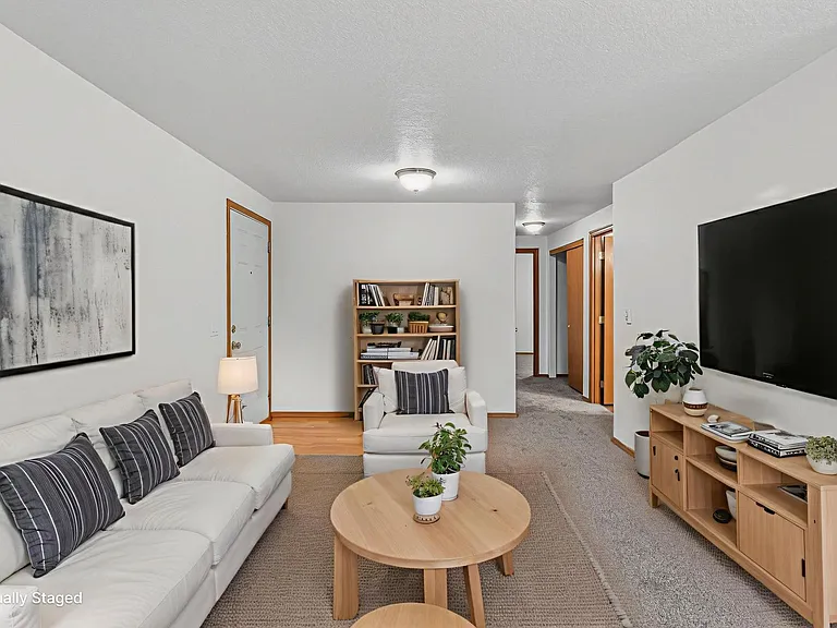 Bluebird Davis Street — Photo 34