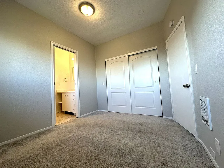 3202 Grand- 5 Unit — Photo 9