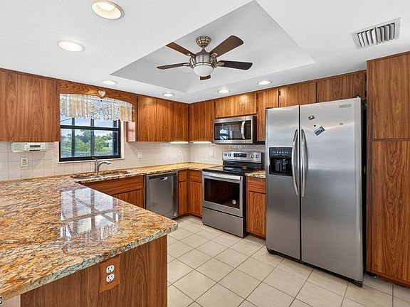 3rd image of 609 SE 21st St