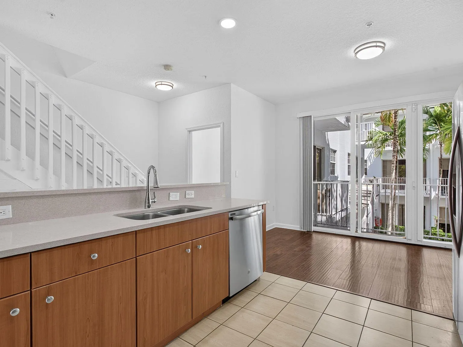 3 bed, 3.0 bath, 2048 sqft, $4,300 — Photo 4