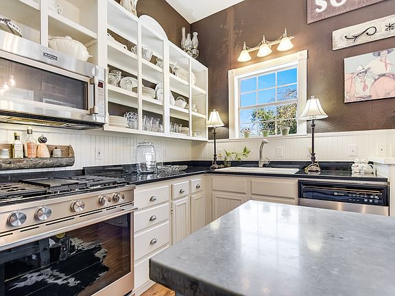 5th image of 948 W Coll St