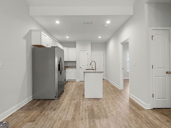 4th image of 110 Lenox Cir