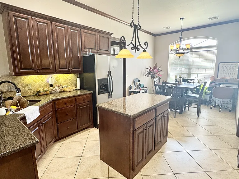 708 Cougar Ln — Photo 10