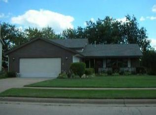 1117 Darwin Dr, Machesney Park, IL 61115