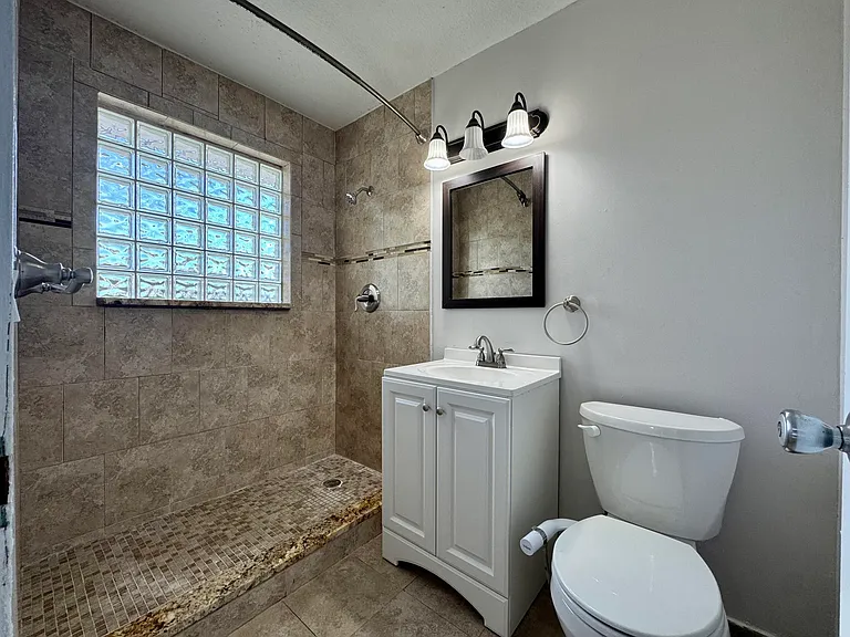 924 SE 8th Ct — Photo 15