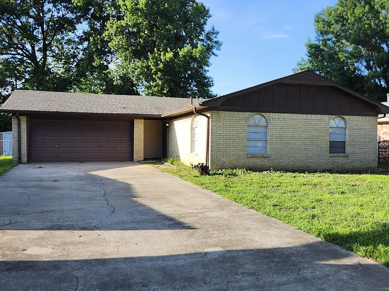 3002 Haddock Dr — Photo 1