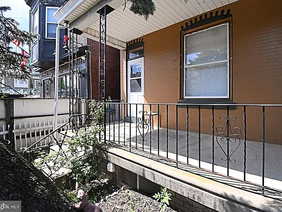 4th image of 328 Roxborough Ave