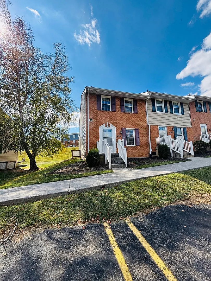 2 Bedroom, 1.5 Bath Townhouse — Photo 1
