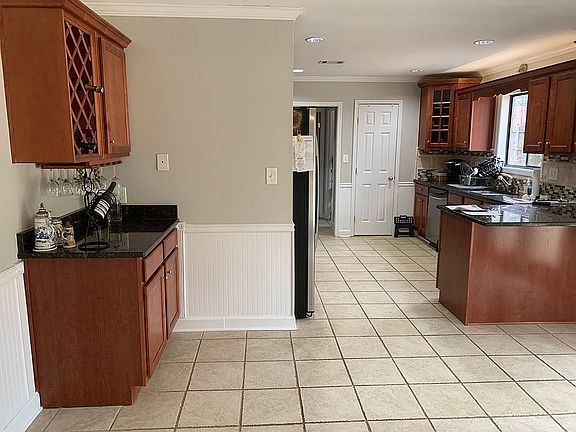 3rd image of 4405 Oak Ln
