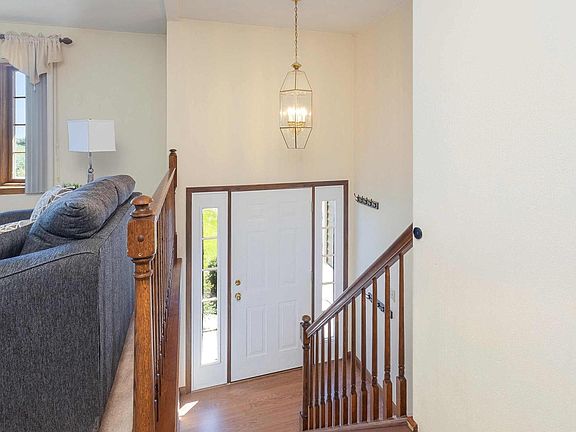 2nd image of 878 Oakwood Cir