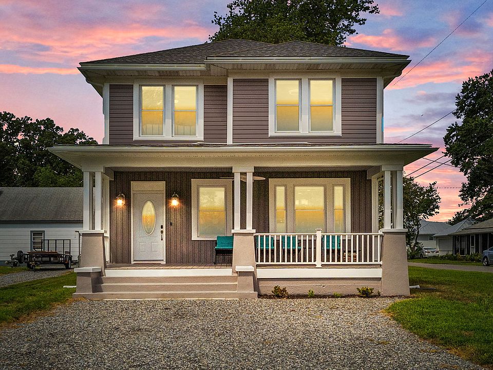 Photo does not show new vinyl fence.