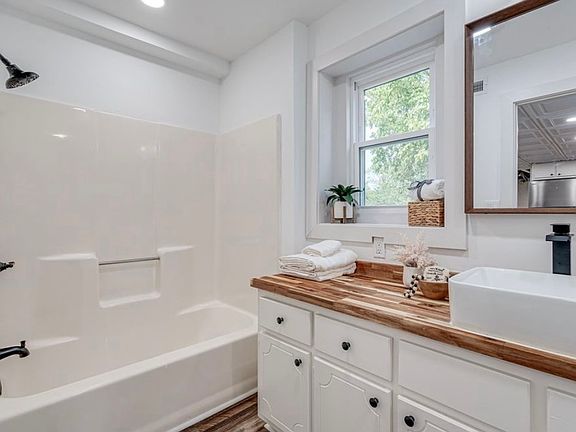 5th image of 300 River Heights Dr #1