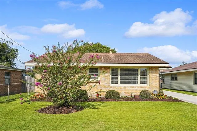 3 bed, 1.0 bath, 1016 sqft, $1,600 — Photo 2