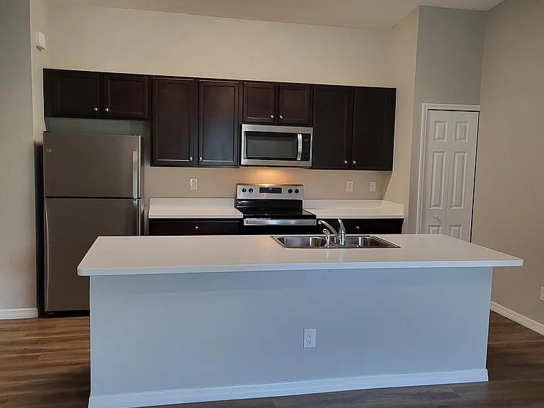 860 Phyllis St — Photo 12