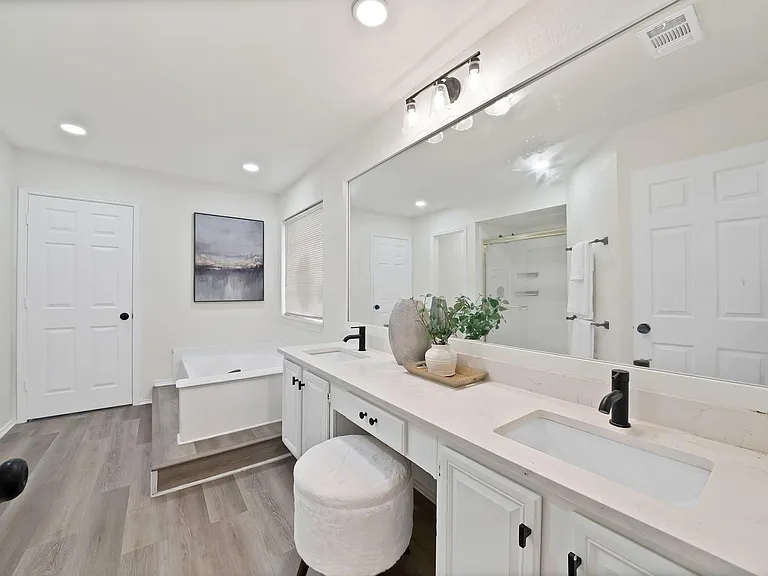7548 Meadow Creek Dr — Photo 15