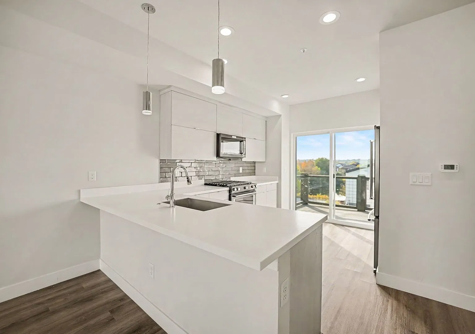 2 BR Townhome w/Bonus Room and Great Lake Views! — Photo 4