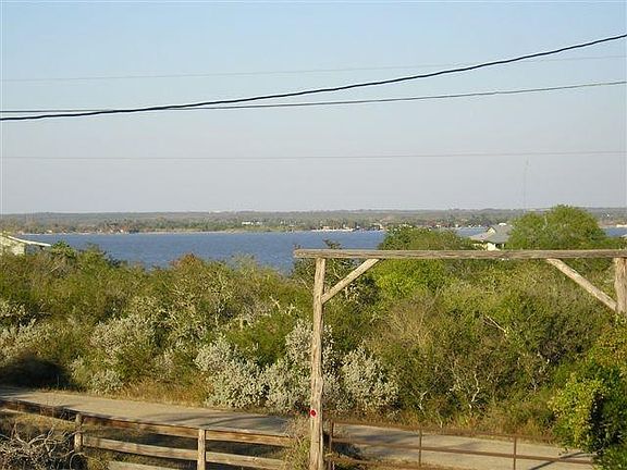 peak a view of Lake CC/Mathis