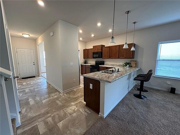 3rd image of 620 Summerfield Ln