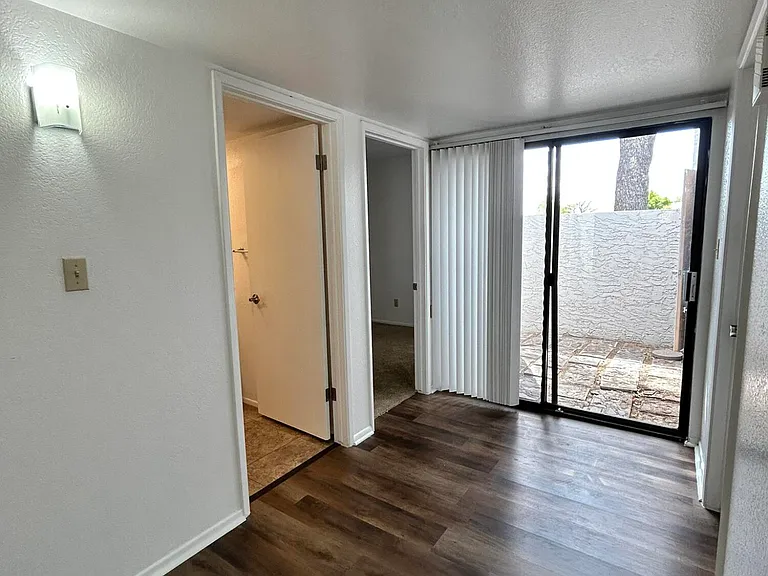 329 E Ambassador Dr — Photo 14
