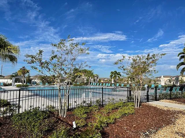 3 bed, 2.5 bath, 1663 sqft, $2,400 — Photo 2