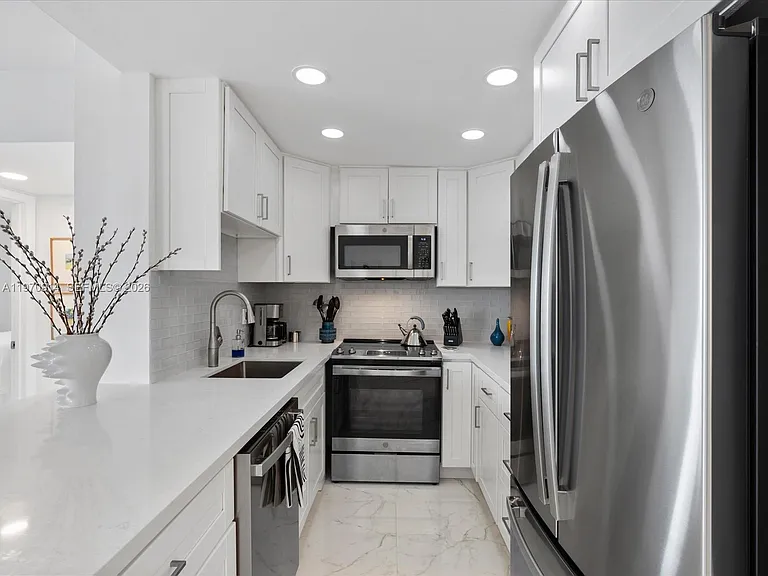 336 N Birch Rd #PENTHOUSE — Photo 5
