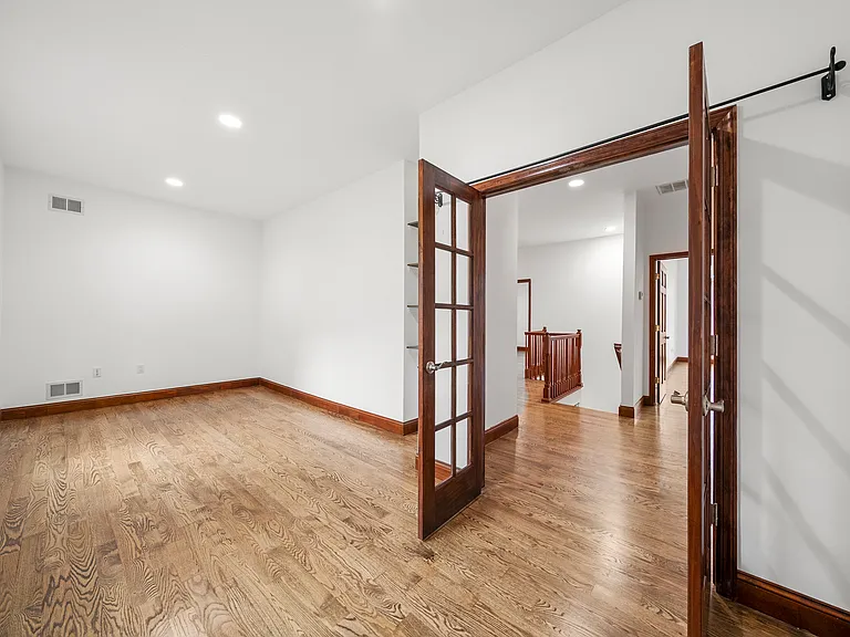 385 Livingston St — Photo 20