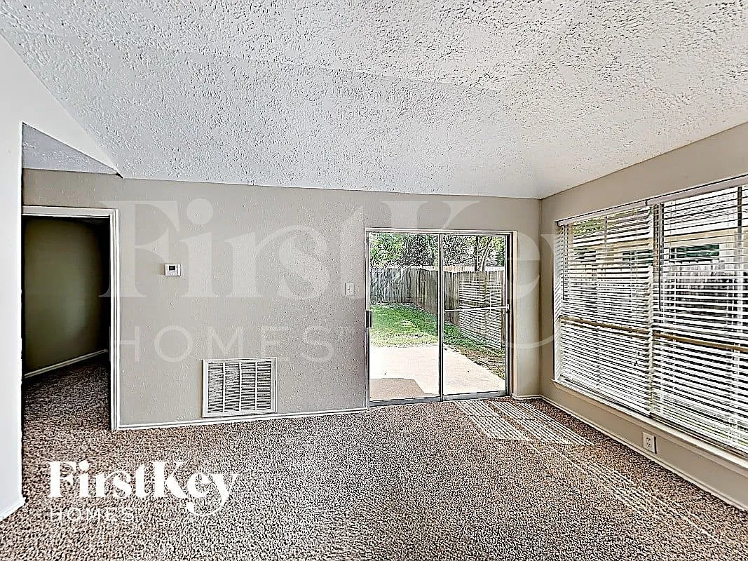 3 bed, 2.0 bath, 1263 sqft, $1,645 — Photo 4