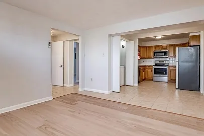 1005-1015 Lincoln Street - Lincoln Street Apartments - 1015 D2 — Photo 4