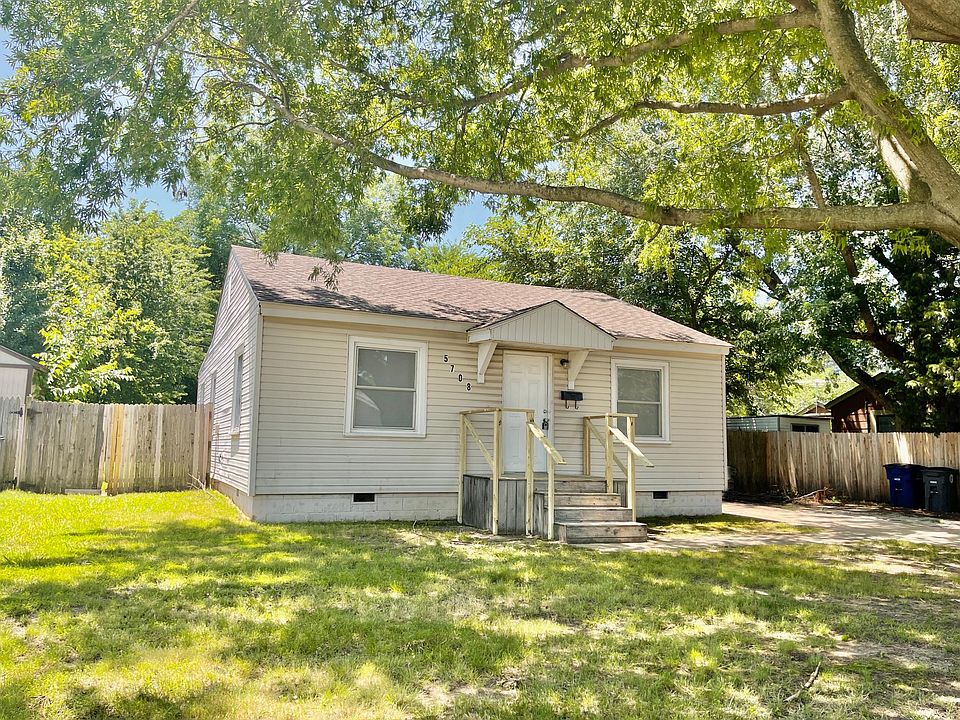 Cute home on spacious lot in quiet neighborhood!