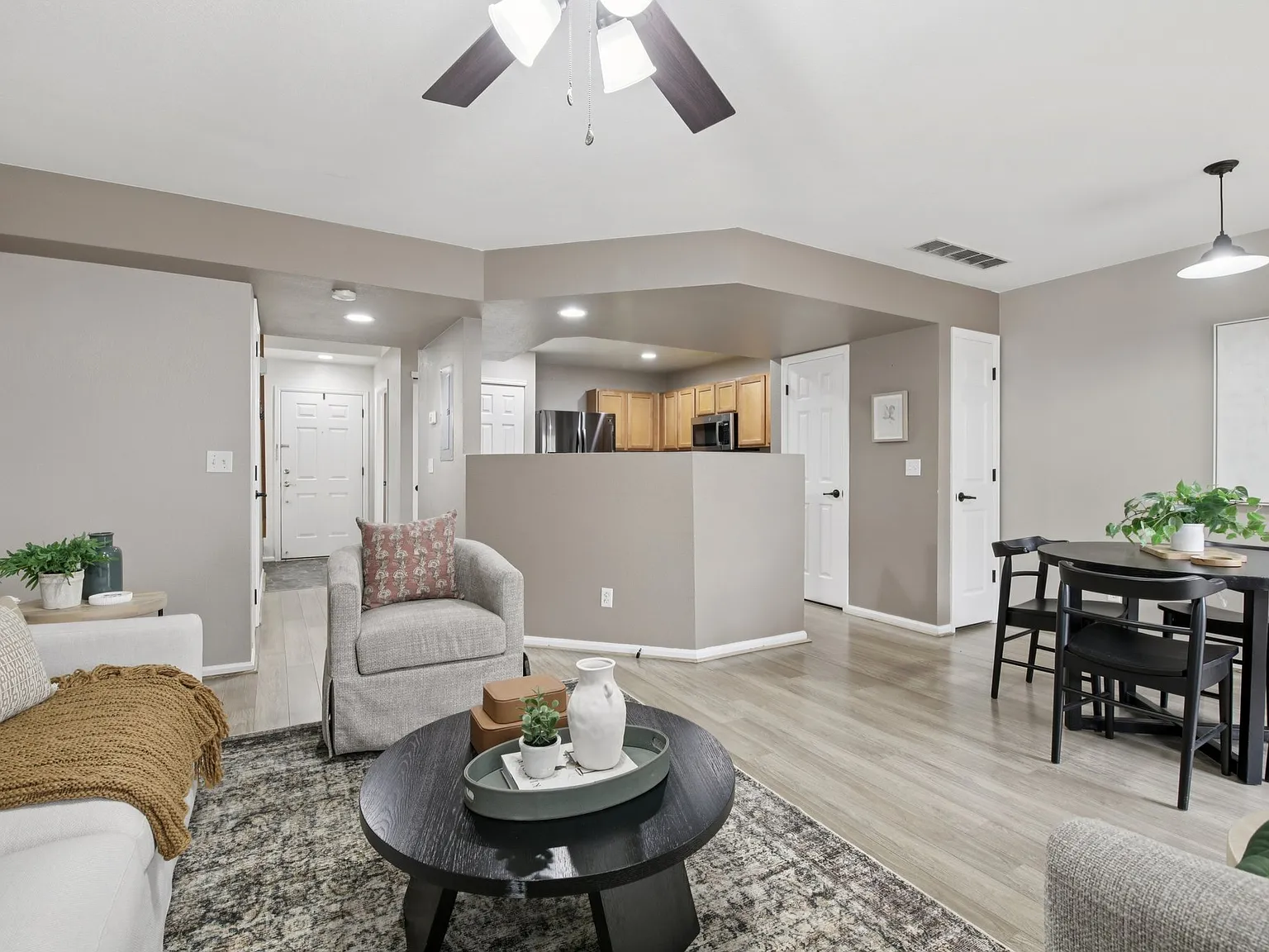3 bed, 1299 sqft, $2,100 — Photo 1