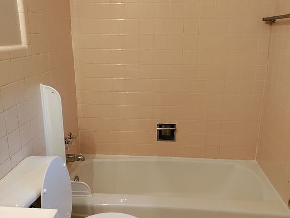 4th image of 1921 W Hickory St APT 8