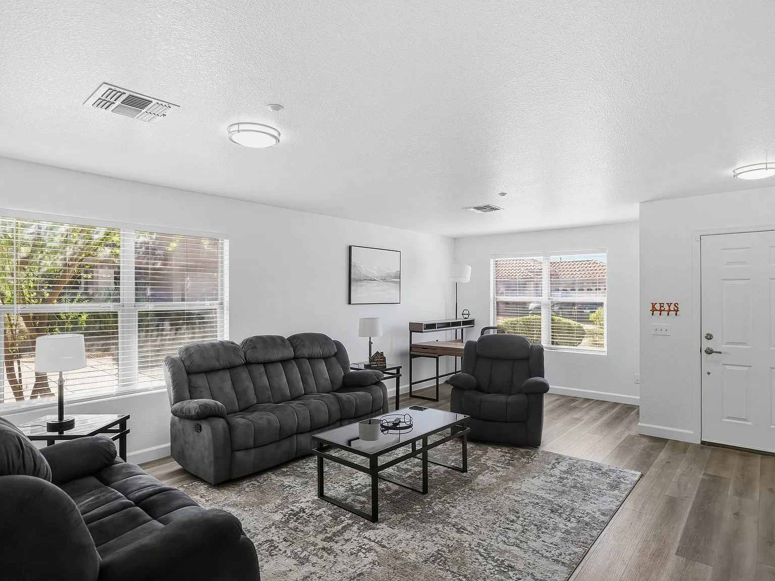4 bed, 2.5 bath, 2411 sqft, $5,000 — Photo 2
