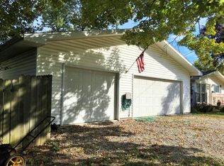 909 3rd St, Charleston, IL 61920