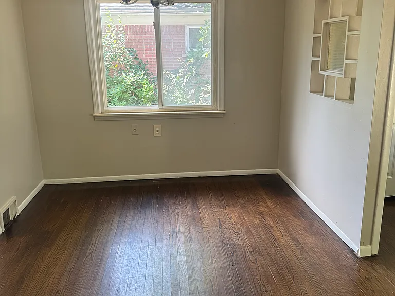 21610 Sussex Ave — Photo 3