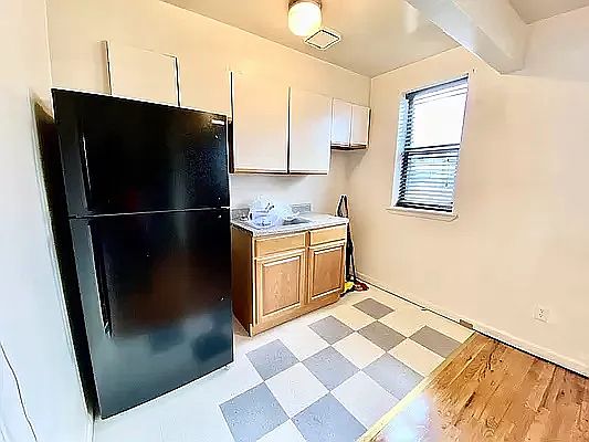 4th image of 223 9th St APT 1F