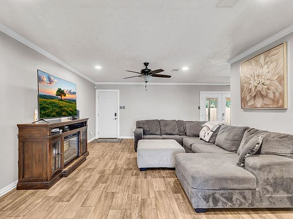 5th image of 2601 Rose Ln