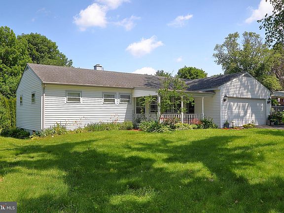 3rd image of 68 Pilgrim Dr
