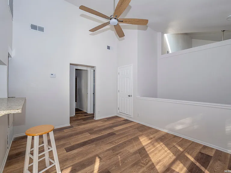 538 W Elsmere Pl — Photo 5