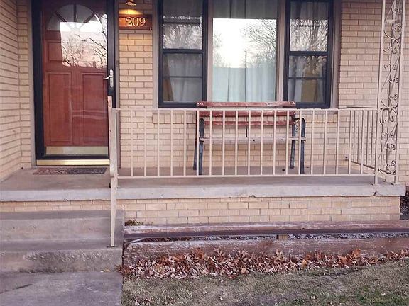 2nd image of 209 N Irving St