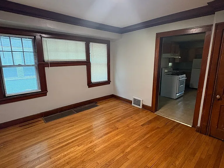 5424 Charlotte St — Photo 3