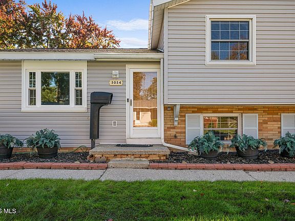 4th image of 5054 Oakridge Dr