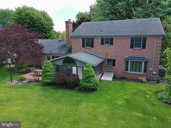 2nd image of 475 Larkspur Ln