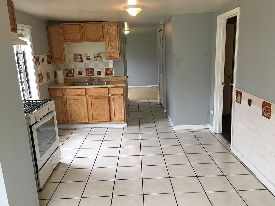 1st image of 8845 S Escanaba Ave APT 1R