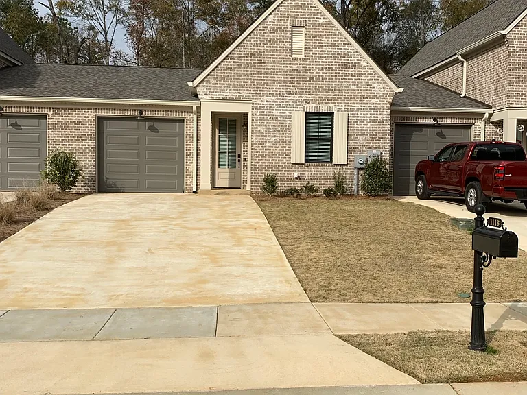 1118 Stonebrook Ln — Photo 1