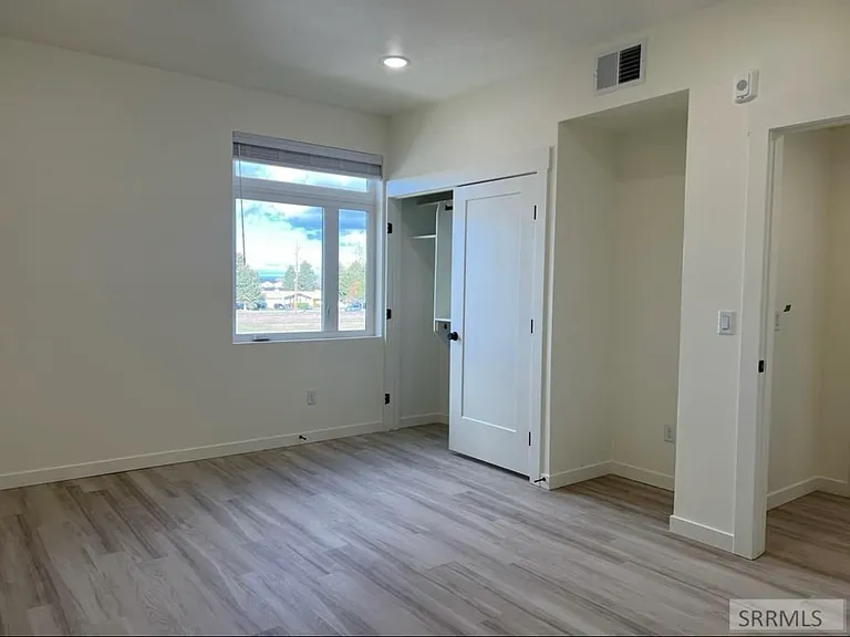 Master bed 
Like-new Purple Queen size bed included in room.