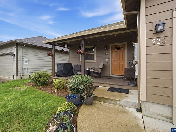 3rd image of 226 NW Sagan Loop